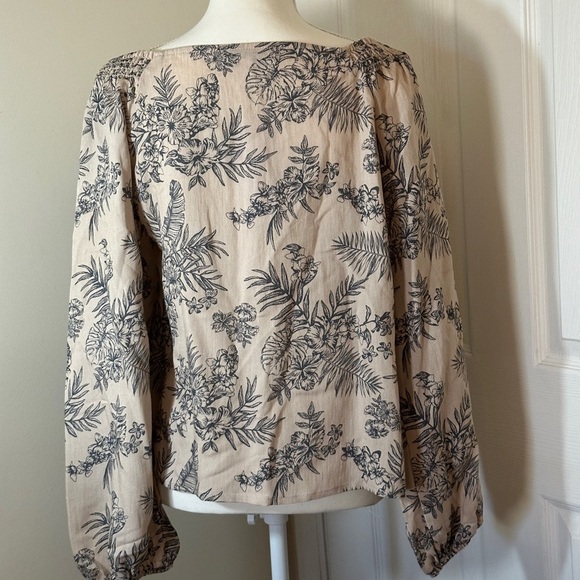 NWT Gilli button down top. - Picture 2 of 8